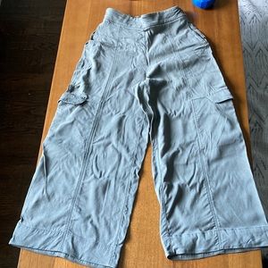 Lululemon khaki cropped pants